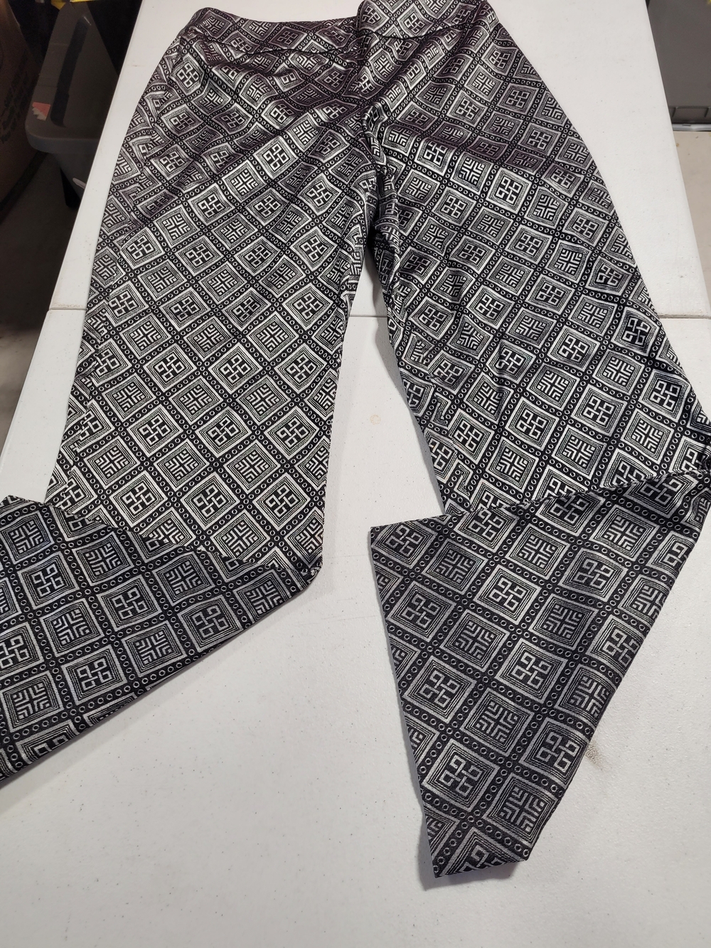Worthington Black & White Geometric Leggings
